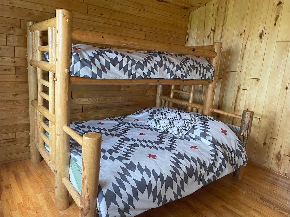 Authentic, Cozy Cabin on private lakefront. Speedboat available for