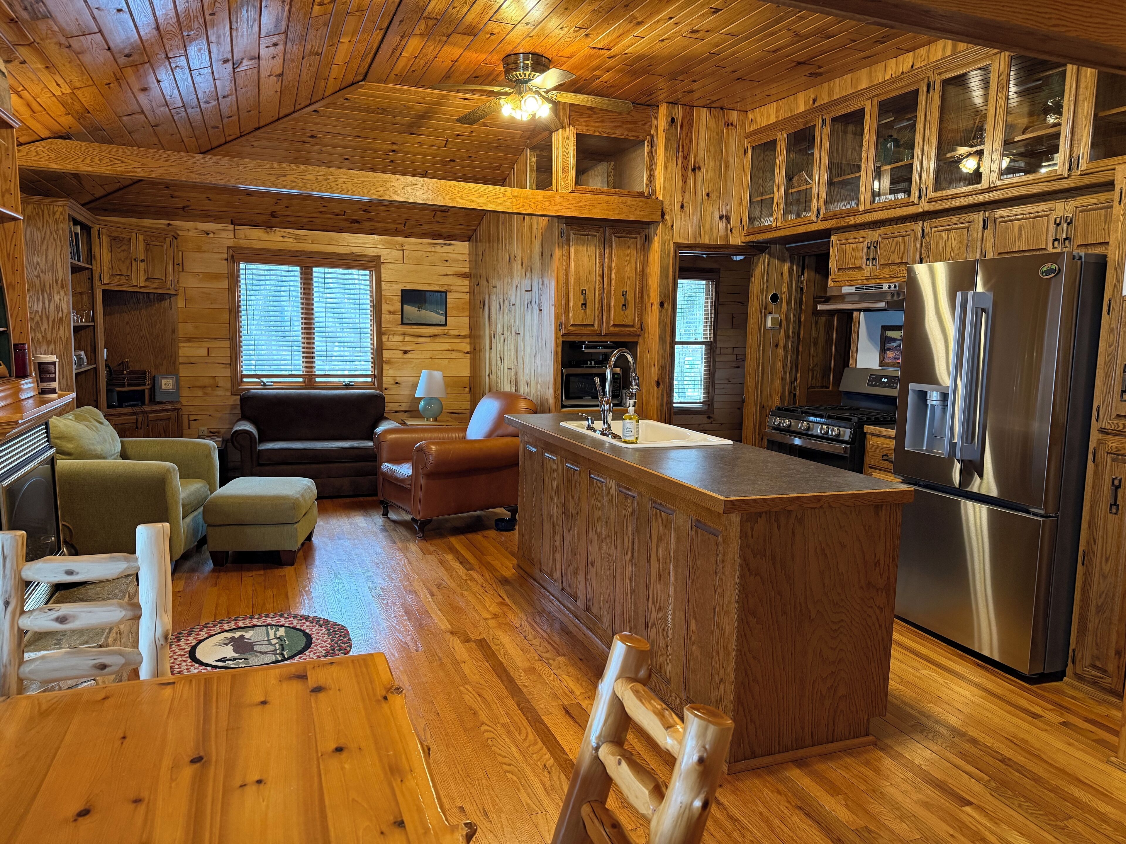 TV connectée, cheminée, livres