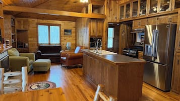 TV connectée, cheminée, livres