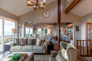 Smart TV, fireplace - Beech Mountain Retreat with Spectacular Panoramic Views (Banner Elk)