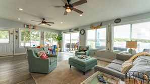 Smart-tv, een open haard en een stereo