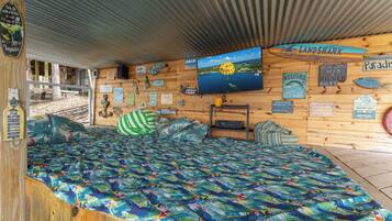 3 bedrooms, travel cot, WiFi, bed sheets