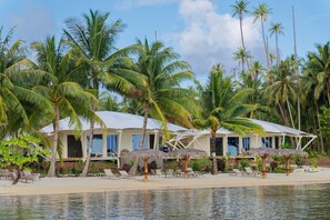 Een privéstrand, wit zand, gratis strandcabana's
