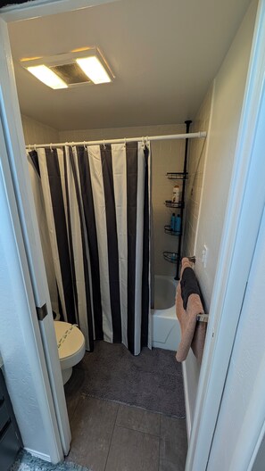 Secadora de cabello, bidet, toallas, jabón