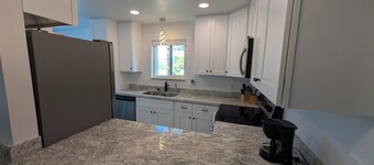 Charming 2-bedroom condo in delightful downtown Prescott with AC and parking!