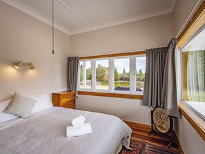 4 bedrooms, desk, iron/ironing board, WiFi - MJ's Retreat, Stunning  Tongariro crossing accommodation.
Private and secure.  (Horopito)