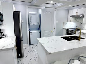 Geladeira, micro-ondas, fogão, cooktop