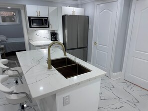 Fridge, microwave, oven, stovetop - Spacious 2 Bedroom, 1 Bathroom Luxury Apartment (Brampton)