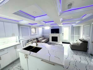 Smart TV, fireplace - Spacious 2 Bedroom, 1 Bathroom Luxury Apartment (Brampton)