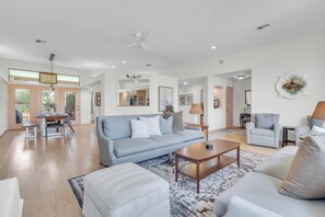 Smart TV, fireplace, DVD player, ping pong - Discover Sedona Peaceful Oasis: a serene 3BR retreat with stunning Red Rock views. (Sedona)