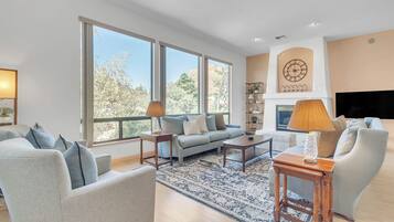 Smart TV, fireplace, DVD player, table tennis