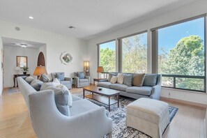 Smart TV, fireplace, DVD player, ping pong - Discover Sedona Peaceful Oasis: a serene 3BR retreat with stunning Red Rock views. (Sedona)