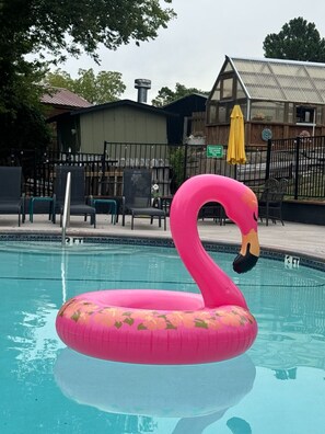 Une piscine avec un flotteur en forme de flamant rose.