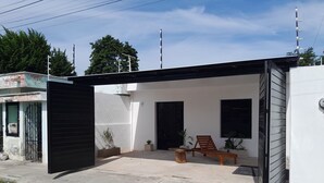 Unclassified image, 3 of 23, button - Contemporary Home & Tiny Home w/pool.  15-minute walk to Merida, Centro (Mérida)