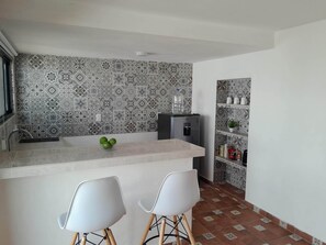 冷蔵庫、電子レンジ、コンロ、調理器具と食器