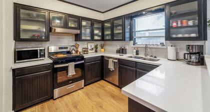 Stocked Kitchen & Bath ✦ King Beds ✦ Smart TV/Fast WiFi ✦ 10 Minutes to A&M