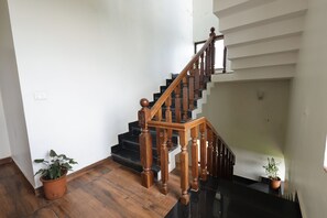 Casa Deluxe | Zona de estar | Televisión LED de 32 pulgadas con canales por cable