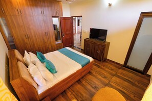 Egyptian cotton sheets, premium bedding, memory-foam beds - Vista Valley Stay - Dharamshala (Dharamshala)