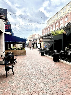 Outdoor dining - Stylish loft, centered in the heart of Atlantic station. (Atlanta)