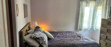 4 bedrooms, iron/ironing board, WiFi, bed sheets