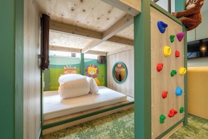 Quarto família, para não fumantes (Forest-Themed) | Cofres nos quartos, berços (sobretaxa), Wi-Fi de cortesia, roupa de cama