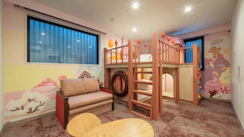 Sweets-Themed Family Room | In-room safe, cribs (surcharge), WiFi (free), bed sheets