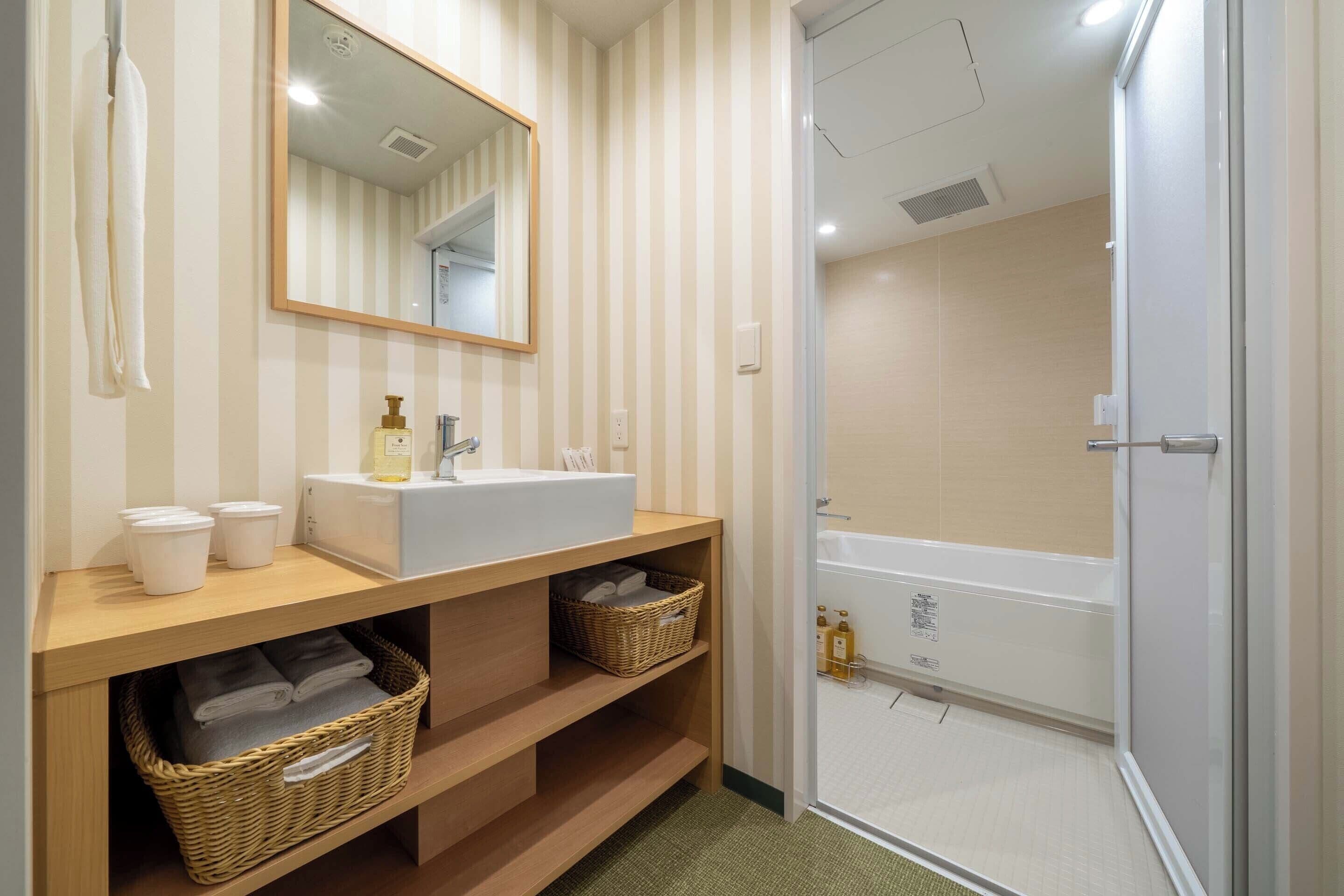 Chambre Familiale, non-fumeurs (Forest-Themed) | Salle de bain | Sèche-cheveux, chaussons, serviettes fournies, savon