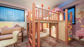 Familierom, ikke-røyk (Sweets-Themed) | Safe på rommet, barnesenger, wi-fi (inkludert) og sengetøy