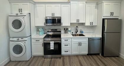 Bright & Modern Gem: Central Location ~ New
Entire 2BD/1BA Guesthouse