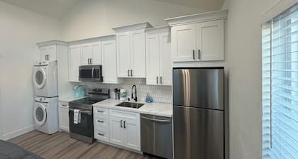 Bright & Modern Gem: Central Location ~ New
Entire 2BD/1BA Guesthouse