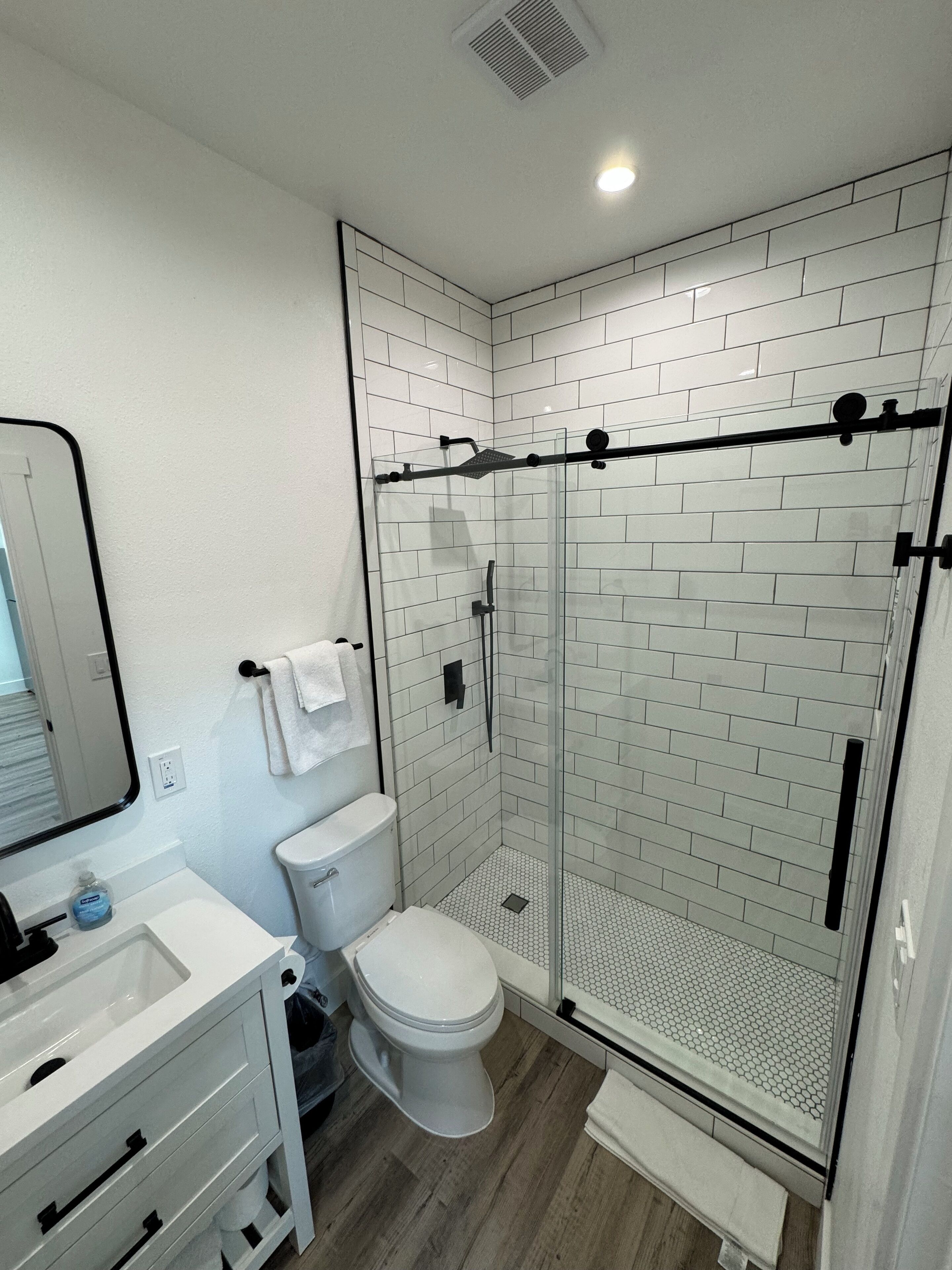 Dusche, Haartrockner, Handtücher, Seife