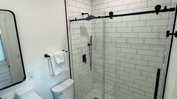 Chuveiro, secador de cabelo, toalhas de banho, sabonete