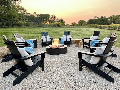 Galena Getaway: Sauna, Hot Tub, Fire Pit, and Arcade Fun Awaits!