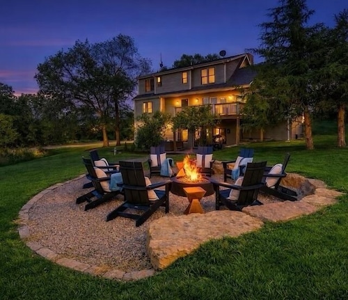 Galena Getaway: Sauna, Hot Tub, Fire Pit, and Arcade Fun Awaits!