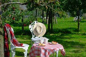 Outdoor dining - The Chapel, Brompton Regis (Dulverton)