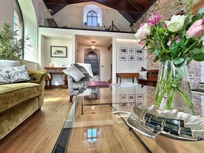 TV, fireplace - The Chapel, Brompton Regis (Dulverton)