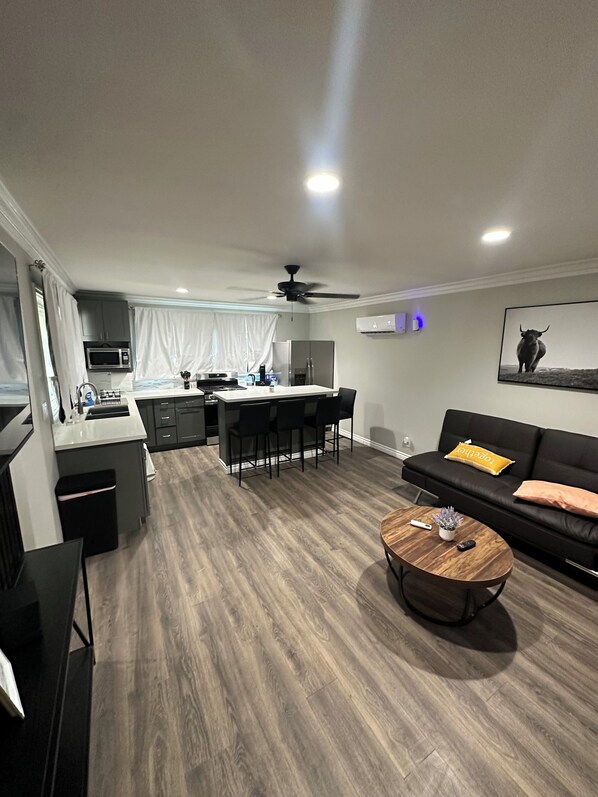 Smart TV - Charming Ranch style 2-bedroom house in El Monte with AC, WiFi and parking. (El Monte)