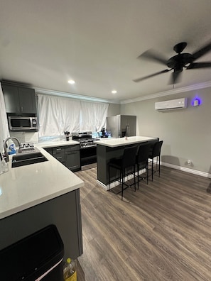 Fridge, microwave, oven, stovetop - Charming Ranch style 2-bedroom house in El Monte with AC, WiFi and parking. (El Monte)