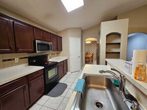 Microwave, oven, stovetop, dishwasher - Charming 3-bedroom in the heart of Pensacola (Pensacola)