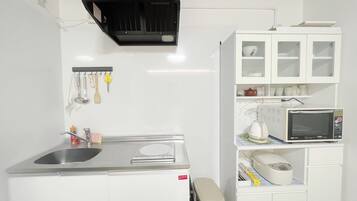 Fridge, microwave, stovetop, cookware/dishes/utensils