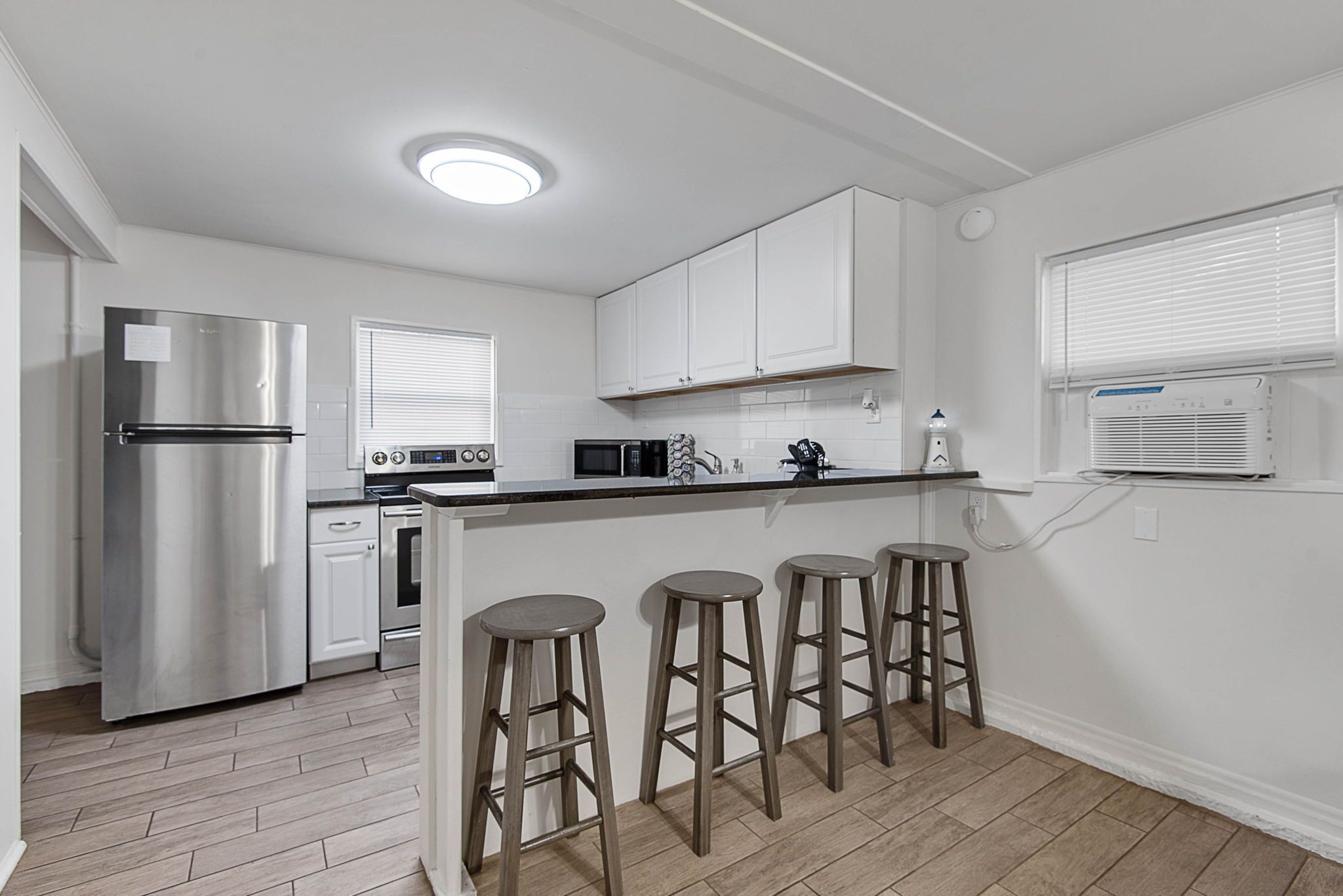 Jääkaappi, mikroaaltouuni, uuni, liesi