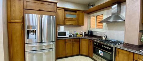 冷蔵庫、電子レンジ、オーブン、コンロ