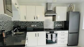 Kjøleskap, mikrobølgeovn, ovn og kokeplater