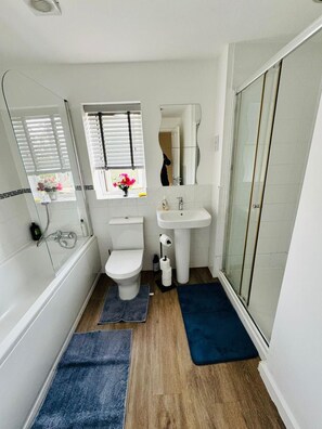 Doccia, asciugacapelli, asciugamani, shampoo