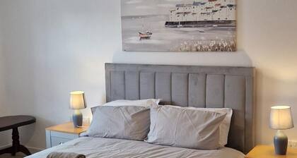 House - Sleeps 8 - Parking - Garden