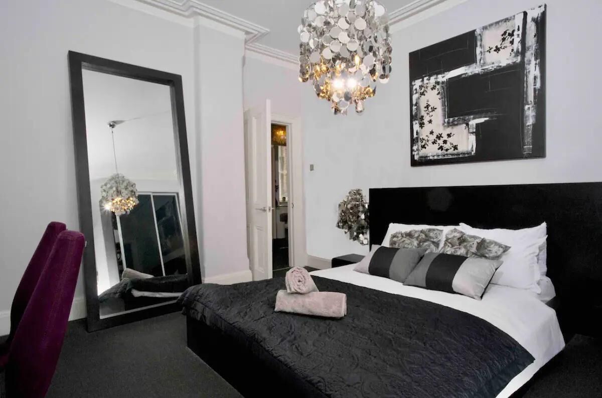 2 habitaciones, tabla de planchar con plancha, wifi y ropa de cama 