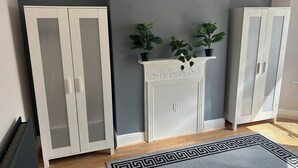 Interior - Entire Seaside Home 6 Private Bedrooms Sleeps 10 (Wallasey)