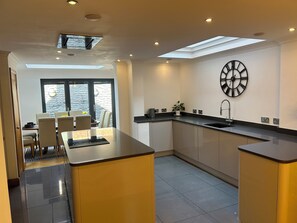 冷蔵庫、電子レンジ、オーブン、コンロ