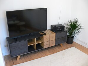 Interior - Apartment 'Stilvolle Whg Im Zentrum' with Wi-Fi (Schwerin)