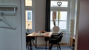 Una cocina moderna con comedor, una ventana decorada con un corazón y vistas al exterior.